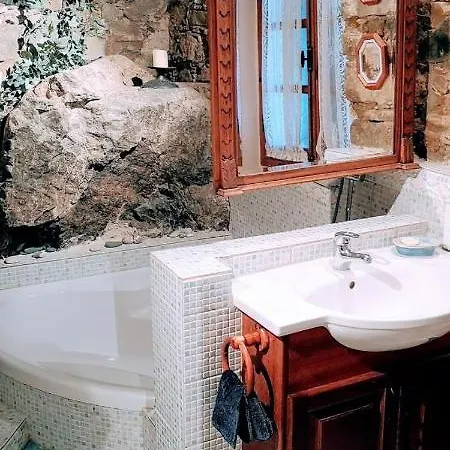 בית נופש Mountain Traditional Village House Writer's Retreat *